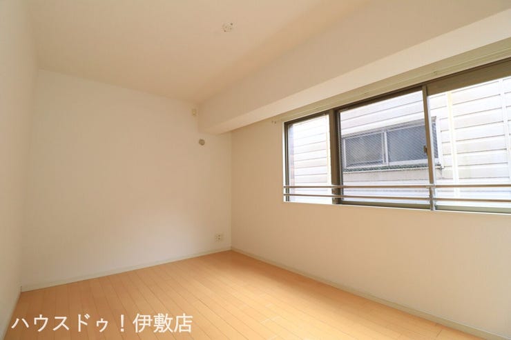 永吉３丁目 エバーライフ永吉 【洋室7帖】
主寝室にもなる7帖。ベッド2台プラスαのペースがあり、お子様が小さいうちは家族みんなの寝室として活用できそうですね。