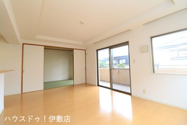 永吉３丁目 エバーライフ永吉 【リビング】
白を基調としてた室内で清潔感と開放感があります