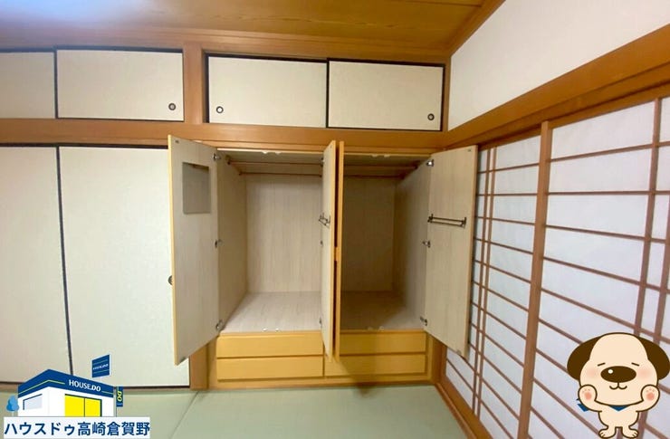 扉を大きく開けられるので、中の荷物を見渡しやすく出し入れもスムーズにできそうです。