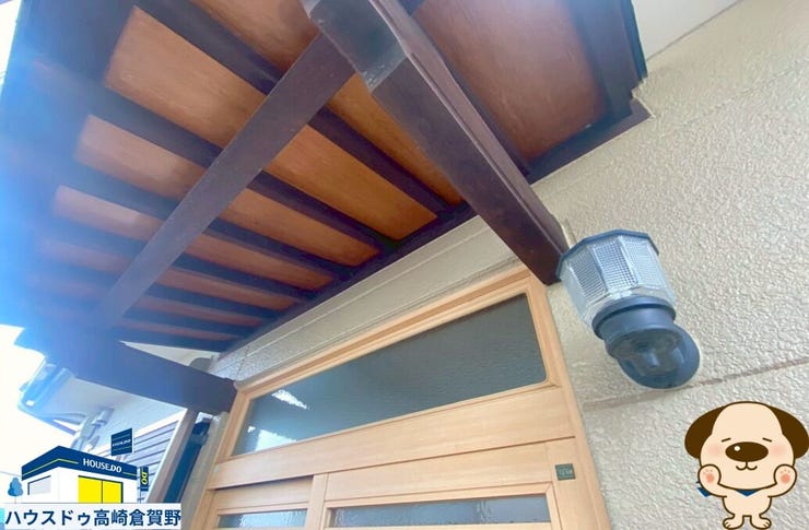 玄関には屋根付き♪雨の日でも慌てずに鍵の開け閉めができそうです。
