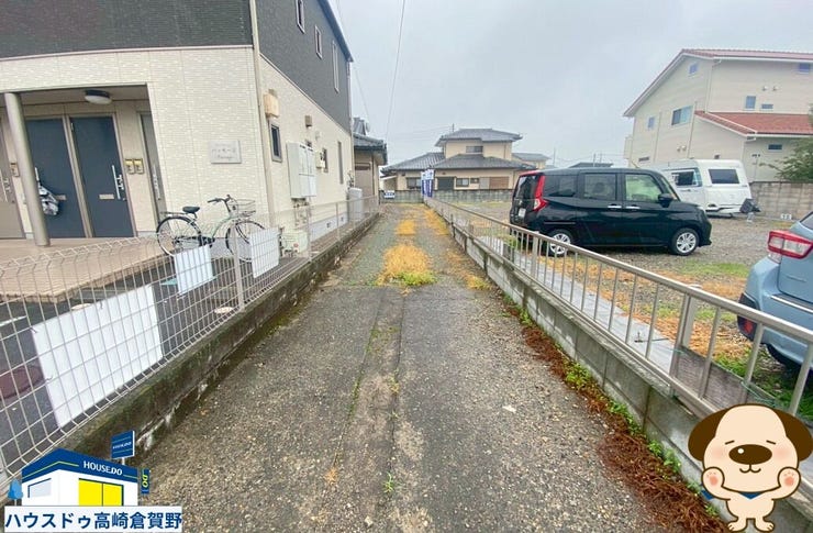旗竿地の竿部分を活用した駐車スペース♪縦列で3台程度駐車できそうです。
