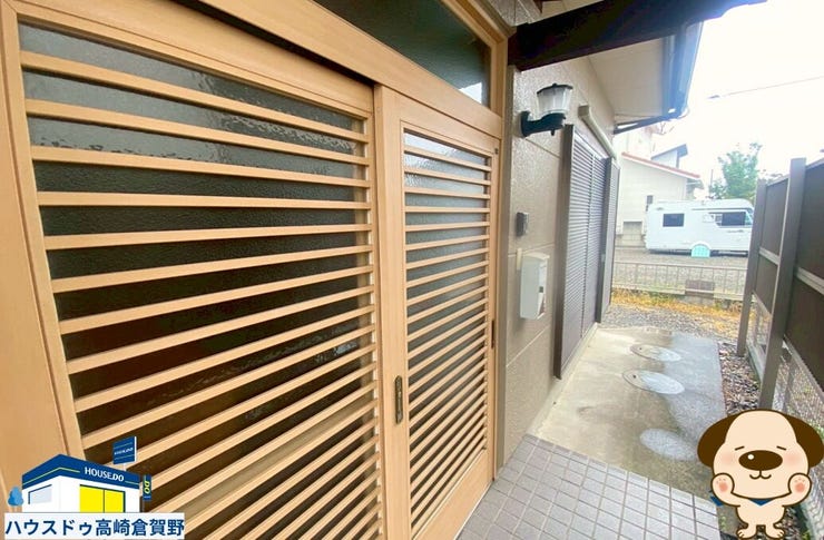 玄関は引戸タイプ♪開閉スペースを取らず、スムーズに出入りできそうです。