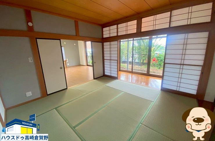 明るい陽光が差し込む8帖の和室♪縁側と床の間を備えた、趣のある空間です。