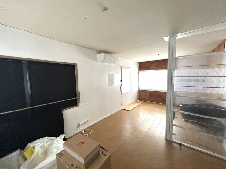【リフォーム中】2階約9帖洋室の別アングルです。壁・天井のクロス張替え、床のフローリング重ね張りを行います。