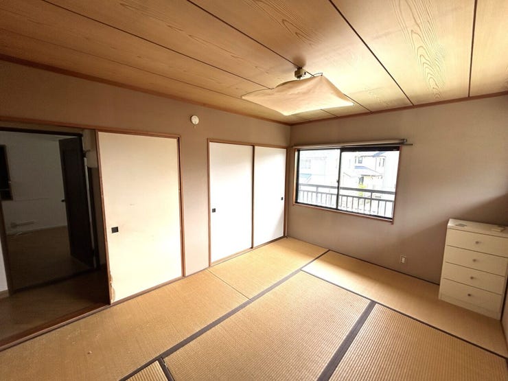 【リフォーム中】2階6帖和室はどなたでも使いやすいように洋室に変更していきます。床はフローリング仕上を行います。