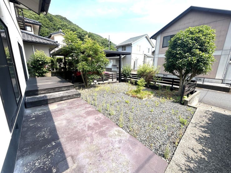 【リフォーム中】庭です。除草を行います。広々としたスペースがありますので、ご家族で楽しんでいただけますね。