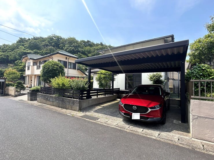 駐車場は2台分あります。山陰の生活に欠かせないお車を敷地内に停めておけるのは便利ですね。