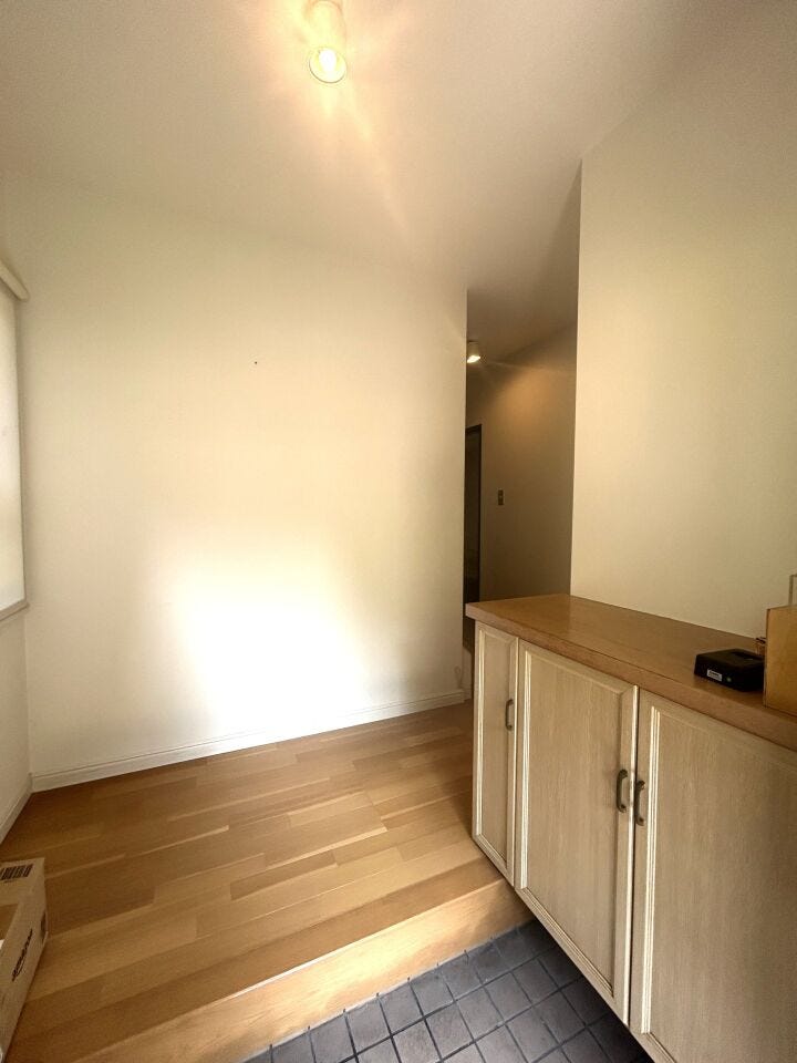 【リフォーム中】玄関内観です。壁・天井のクロス張替えを行います。帰って一番に目に入る場所ですので、明るく仕上げます。