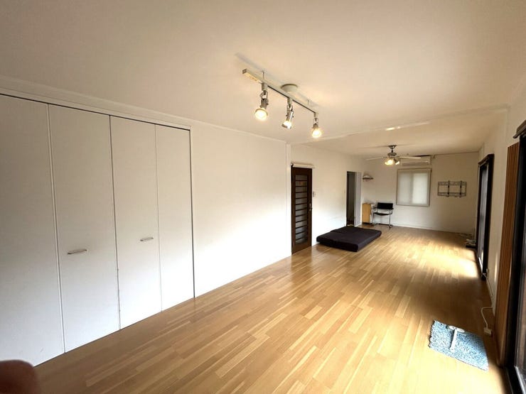 【リフォーム中】洋室とリビングに分ける部屋の別アングルです。洋室側にはクローゼットがあり、建具を交換します。お荷物がすっきり収まりますね。