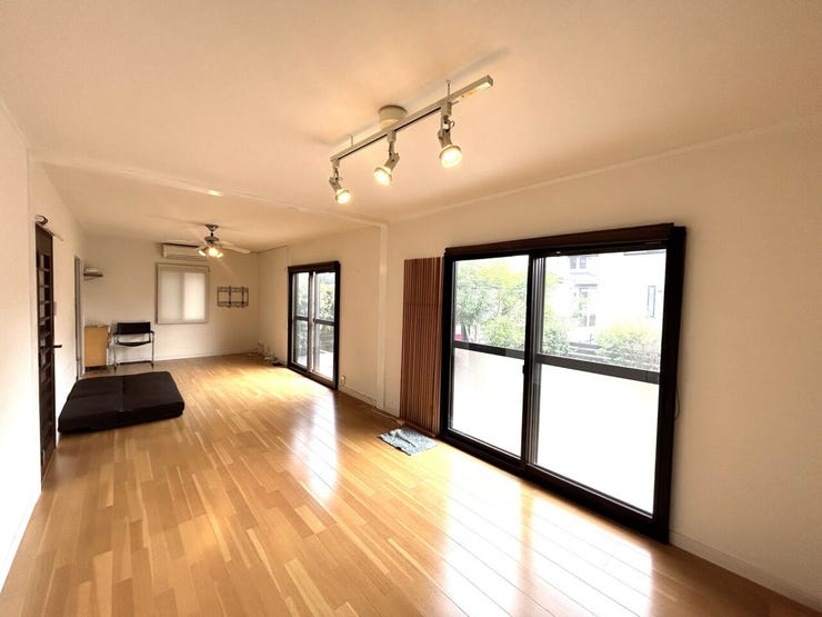 【リフォーム中】現状のリビングルームは、真ん中で仕切ることで6帖洋室とリビングの2部屋に分けていきます。1階にも部屋ができますので、より使いやすくなりますね。