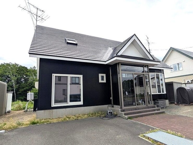【外観】
陽当たりが良く開放感のある外観です。前面道路もすっきりしており、お車の出し入れもスムーズ。並列駐車可能スペースも確保しています。