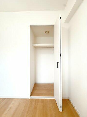 4.5帖北西洋室の収納です。