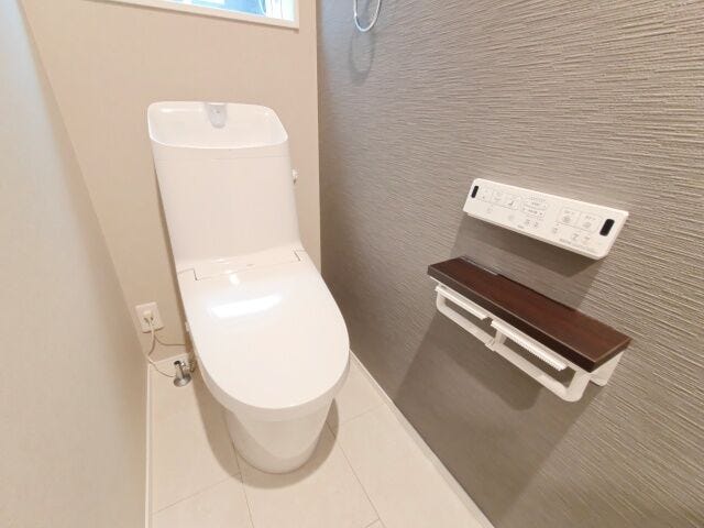 小窓付きのトイレは、換気もでき清潔に保てるのが嬉しいですね!