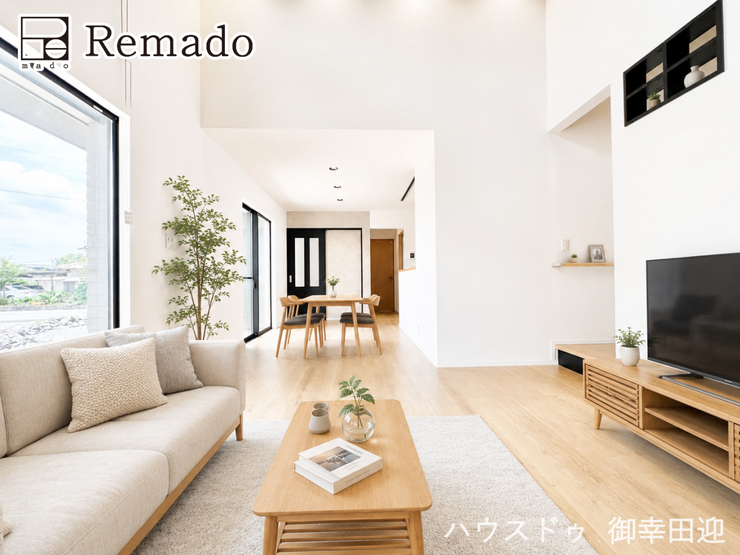 【リビング】
■家族の笑顔が集う中心地■お気に入りの家具を迎え、窓からは心地の良い光が差し込みます。※CGで家具を配置しています。