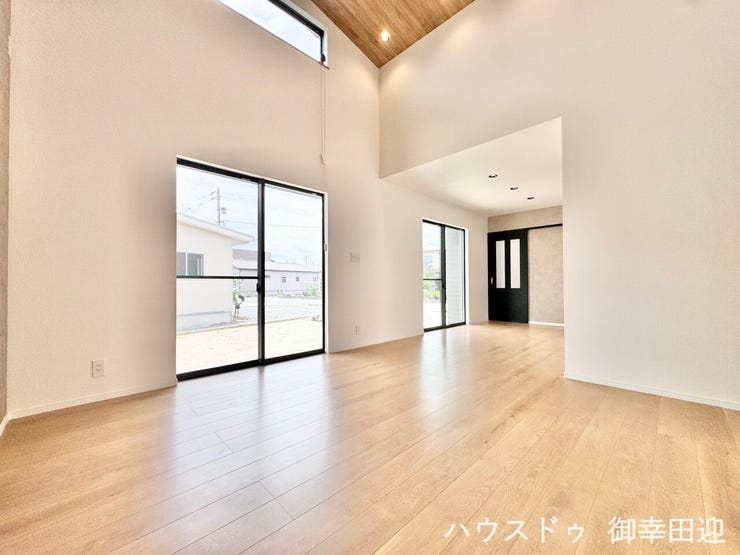 ■安らぎと笑顔の中心地■陽光が優しく降り注ぎ、会話が自然と弾む。ここでは、毎日が特別な時間へと変わります。