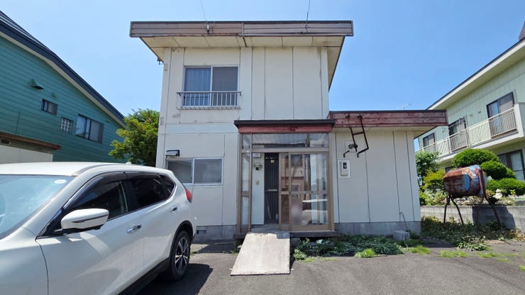 【外観】
1979年6月築、静かな住宅街に位置しており、落ち着いた環境が魅力の4LDK。リフォ-ム、リノベーション物件に最適です。
