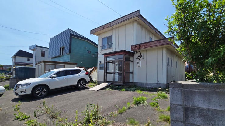 スーパー、コンビニが徒歩5分圏内で生活利便良好です。小中学校が徒歩10分以内で近隣に公園もあり、お子様がいらっしゃるご家庭にもおすすめ。