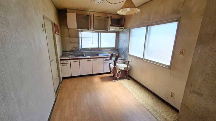 壁付けキッチンはお部屋の方に汚れが飛び散らず、お掃除が楽です。来客時などの目も気になりにくいメリットに加え、窓があるため採光も確保されています。