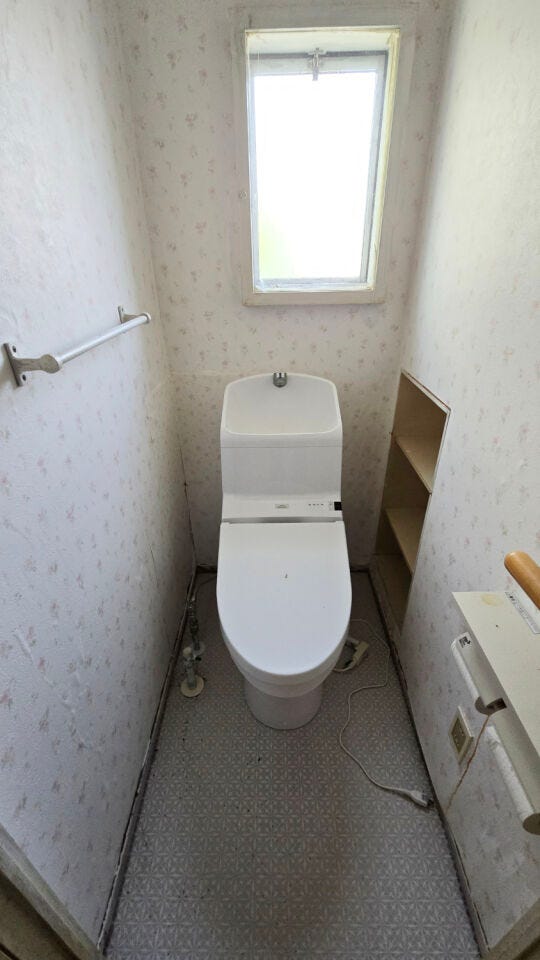 窓から光が差し込む、明るく清潔感のあるトイレです。採光が確保され開放感があり、換気にも便利です。