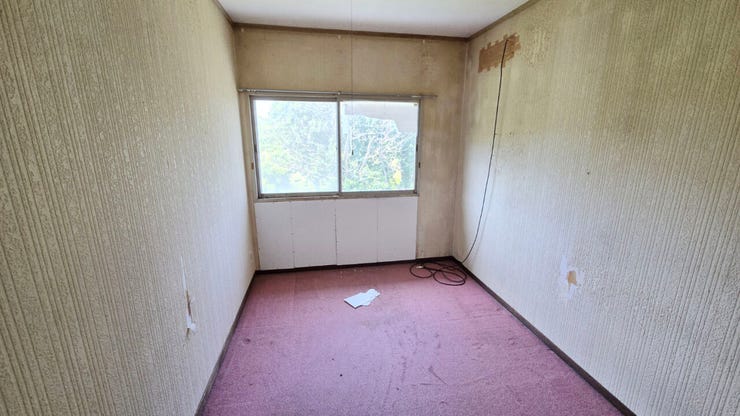 【二階北側洋室】窓から日が差し込む、明るいお部屋です。子ども部屋や書斎、趣味の部屋など、さまざまな使い方が可能です。