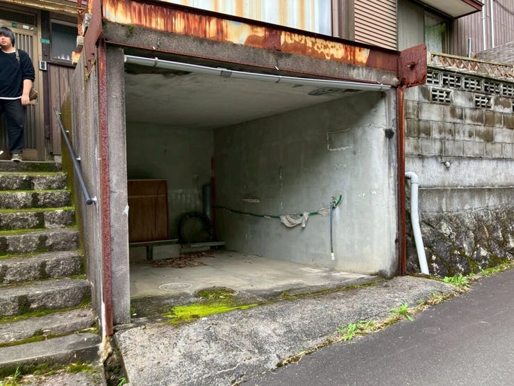 大切な愛車を雨風から守ることができる、屋根付きの車庫スペースです!