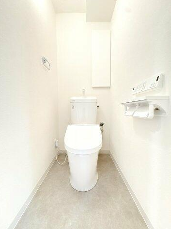 節水省エネ仕様の暖房便座付きシャワートイレ。