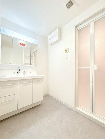 大きなミラーで朝の準備ができる洗面台。