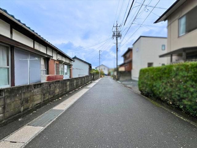 南側の前面道路、幅員約5mです。2台の車がすれ違うことが出来る道幅です。車の出し入れもゆったりとする事が出来ます。
(2026年6月28日 撮影)