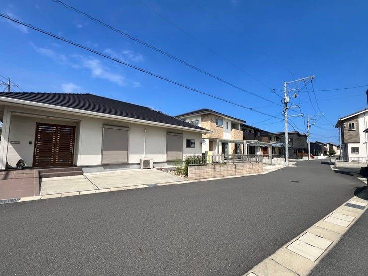 前面道路も広く、陽当たりや通風の環境も良好です。