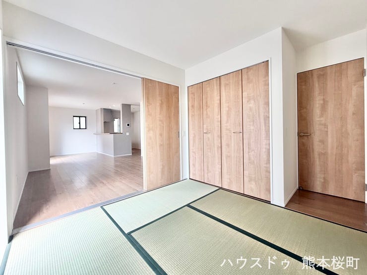 ■1階5帖和室■ゲストをもてなし、昼寝や家事にも使える、畳のぬくもりが心地よい多目的万能スペース。