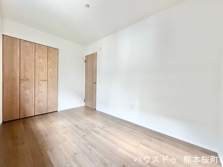 ■2階5帖洋室■寝室、書斎、趣味の部屋。家族の成長やライフスタイルに合わせ、様々な使い方ができる快適な空間です。