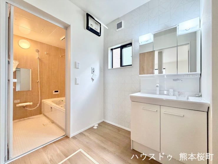 ■清々しいリフレッシュ空間■自分を磨き、気持ちを切り替える。心地よい光が差し込むプライベートスペース。