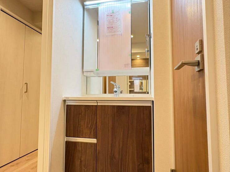 三面鏡を採用した洗面台は、毎日の身支度にゆとりを生んでくれます。鏡裏に収納スペースがあるため、洗面台周りをいつでも綺麗に保てるのが魅力。洗練されたデザインが、日々の暮らしに静かな安らぎを添えます。
