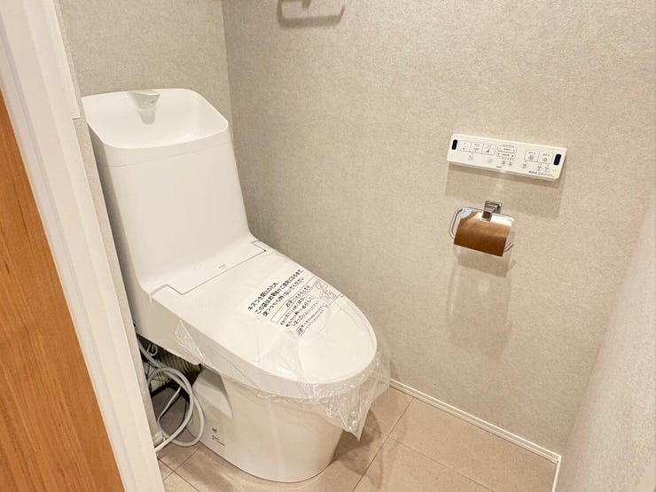 節水機能付きのトイレは、お手入れのしやすさも魅力です。すっきりとしたデザインで清潔感を保ちやすく、家族みんなが快適に使える空間。日々の忙しい家事の中でも、ゆとりを持って過ごせる場所となっています。