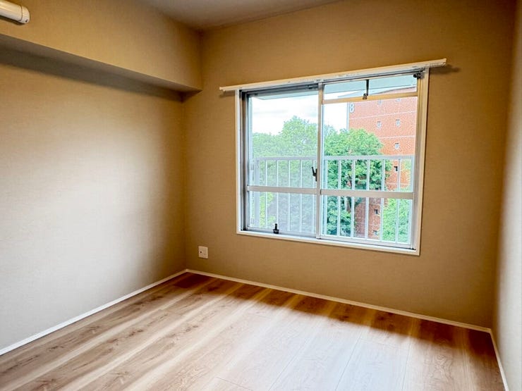 窓越しに望む緑が、お部屋に爽やかな彩りを添える居室です。日当たりも良く、朝の光を浴びながら気持ちよく一日をスタートできそう。落ち着いた雰囲気が感じられ、心穏やかにリラックスした時間を過ごせます。