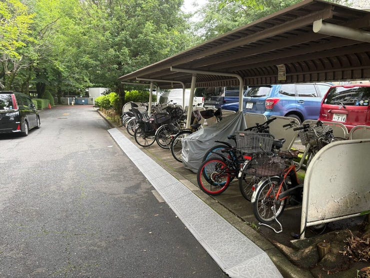 屋根付きの駐輪場が備わっており、雨の日も大切な自転車を濡らさず保管できます。周辺は緑に囲まれた穏やかな環境で、日々の外出も心地よく。すっきりと整理された駐輪スペースが、暮らしの利便性を高めてくれます。