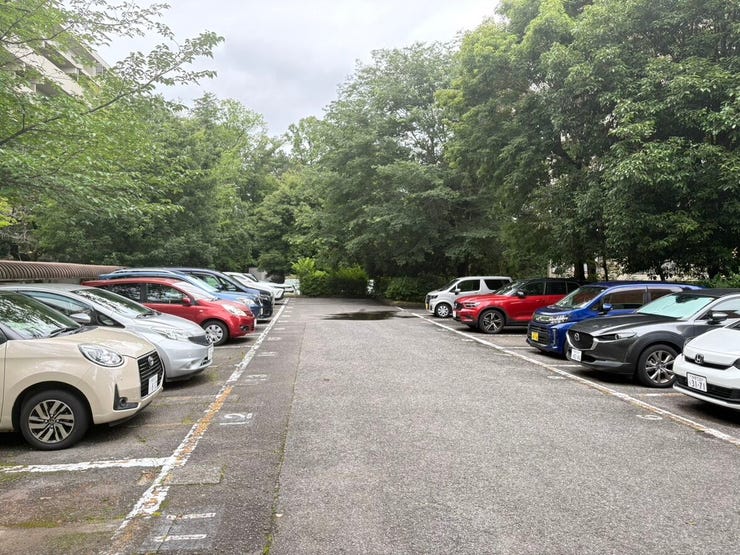 緑豊かな植栽に囲まれた、落ち着いた雰囲気の平置き駐車場です。広々とした敷地で車の出し入れもスムーズに行えるため、お買い物帰りの荷物の積み下ろしや、お子様の乗り降りも安心ですね。