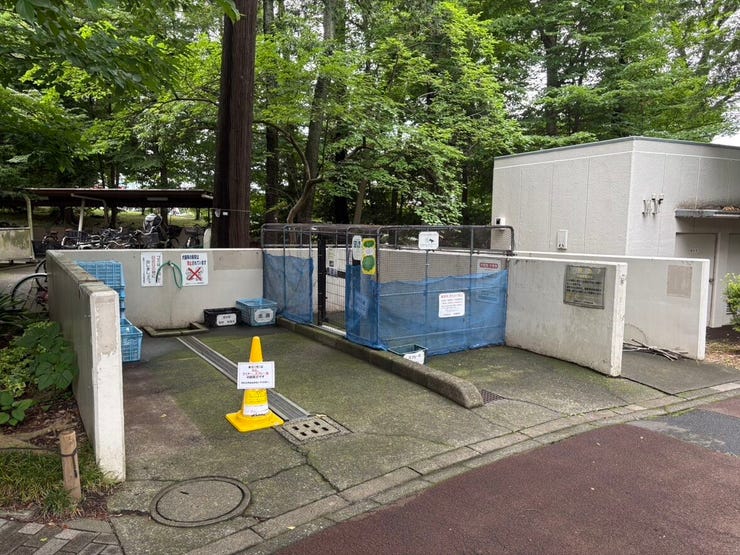 居住者専用のゴミ置き場が敷地内に設置されています。周囲は植栽に囲まれており、整った環境が暮らしの質を高めてくれます。使い勝手の良い動線で、毎日の家事負担を軽減できるのも嬉しいポイントの一つです。