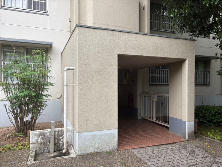 落ち着いた色合いで住まいの顔となるエントランスです。周辺には豊かな植栽が配され、自然の彩りが日々の帰宅を温かく迎えてくれます。洗練されたアプローチを通れば、心からほっとできる穏やかな時間が始まります。