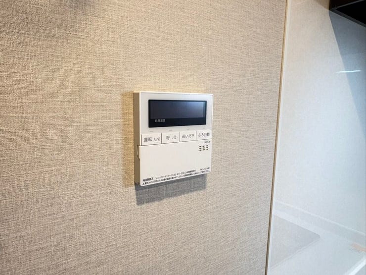 浴室には自動お湯はり機能付きの操作パネルを完備しています。ボタンひとつで設定でき、忙しい夕方もスムーズにバスタイムの準備が可能。家事の合間に効率よくお風呂を沸かせる、日々の暮らしに寄り添う設備です。