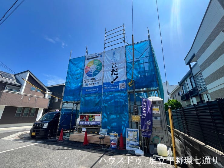 【外観写真】
陽光に映える建築中の住まい。完成後の外観や新生活への期待が高まります。