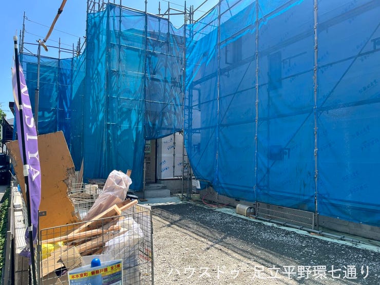 【外観写真】
陽当たりの良い明るい現地。ゆとりある建物配置で、開放感のある住まいづくりが進行中です。