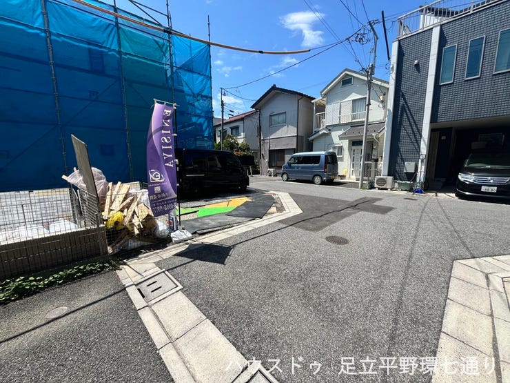 周辺は落ち着いた住宅街。見通しの良い道路に面し、穏やかな住環境が広がります。