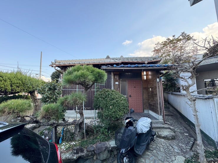 【外観】
お庭付き平屋住宅です