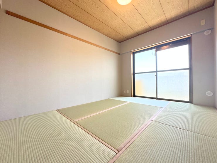 木目調の天井が温もりを感じさせる、クラシカルなスタイルの和室です。シンプルに整えられた空間は、自分好みのインテリアで彩ることで、より一層愛着の湧く癒しの場所へと変化していくことでしょう。
