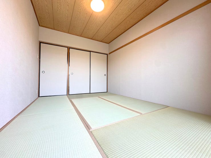 押し入れを備えた、使い勝手の良い和室です。畳の香りに包まれて、家族みんなで横になったり、小さなお子様のお昼寝場所として活用したりと、多目的な空間として日々の暮らしを穏やかに整えてくれます。