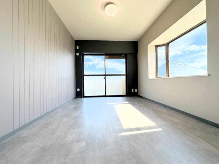 二面採光で明るい日差しが差し込む、開放感のあるお部屋です。出窓から空を眺められ、朝の目覚めも心地よい一日のスタートを。洗練された内装で、自分らしい穏やかな時間を過ごせる住まいとなっています。