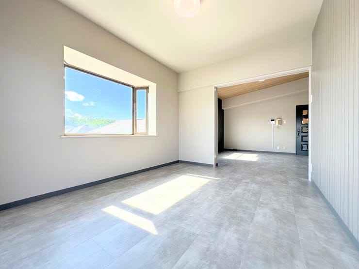 明るく風通しの良い、開放的な住環境が整っています。窓辺にグリーンを置いたり、デスクを配置してワークスペースにしたりと、使い方は自由自在。日々の何気ない動作にもゆとりが生まれ、丁寧な暮らしを育めます。