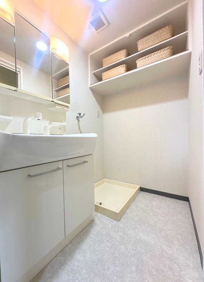 収納棚が完備された、整理整頓のしやすい洗面室です。洗面ボウル周りもすっきりとしており、忙しい朝の身支度もスムーズ。清潔感のある空間で、毎日を心地よくスタートさせることができそうです。