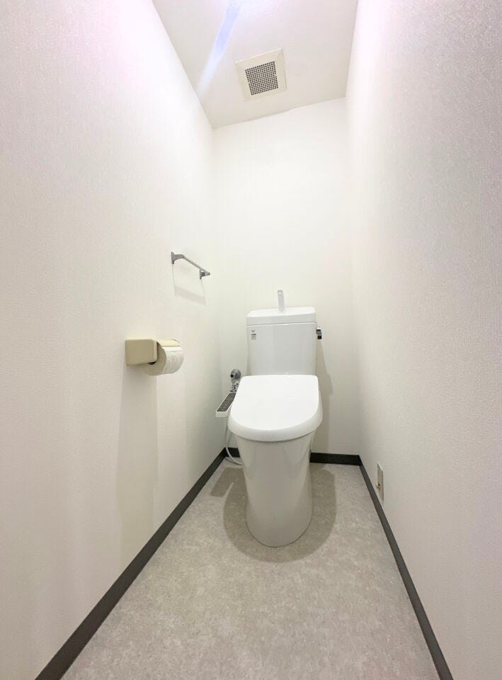 白を基調とした、清潔感あふれるシンプルなトイレ空間です。お手入れがしやすいスッキリとしたデザインで、日々の家事もスムーズ。無駄のない設計が、毎日の暮らしに静かな安らぎをもたらしてくれそうです。